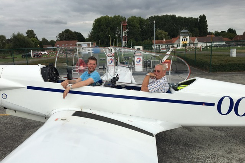 Instructeur René Van Campenhout (passagier) met een leerling-piloot. 