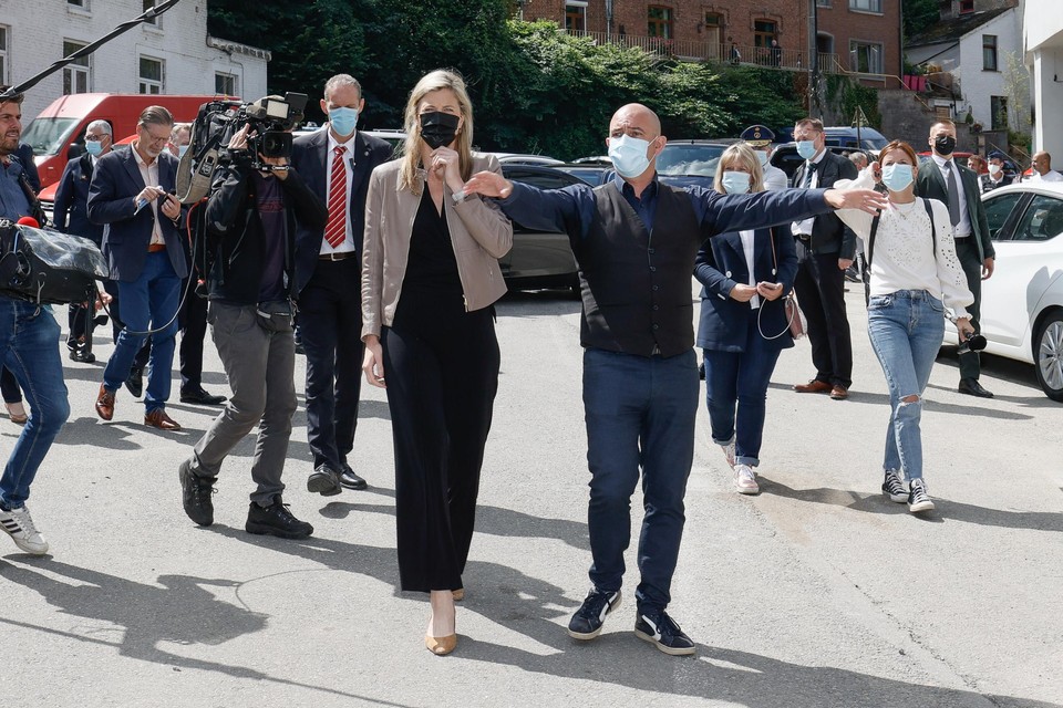 De voormalige burgemeester leidt minister van Binnenlandse Zaken Annelies Verlinden rond na de zonvloed.