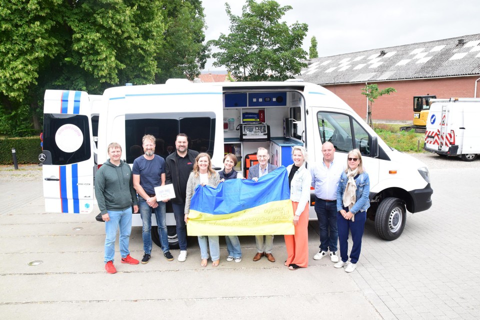 De mensen van Ambuland, de stichting Iron Fist Chernihiv en het lokaal bestuur Assenede, die het initiatief steunen, voor de nieuwe ambulance.