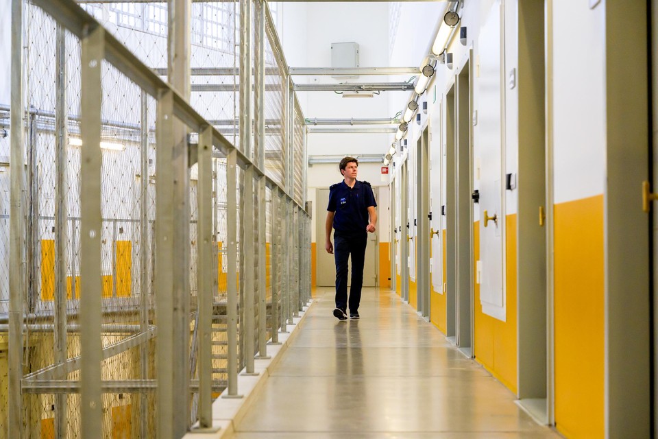 Onze reporter ging een week undercover aan de slag als cipier in de gevangenis van Beveren.