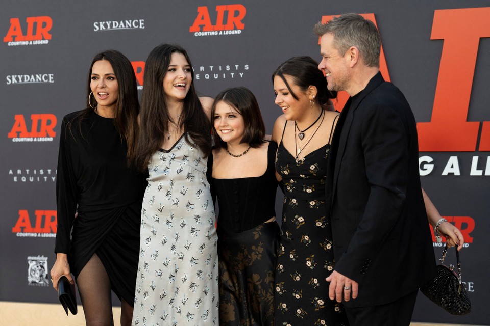 Matt Damon met zijn gezin op de rode loper van ‘Air’: (vlnr.) Luciana Barroso, stiefdochter Alexia en dochters Stella en Isabella.