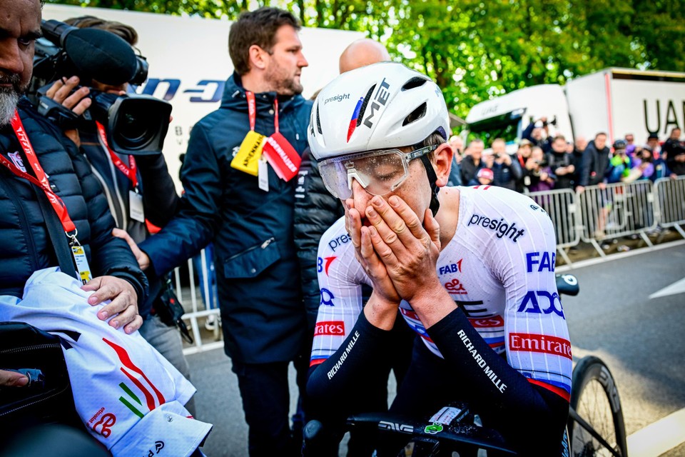 Een emotionele Pogacar na de finish in Luik.