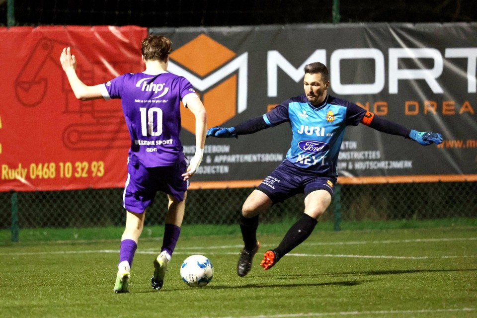 Lauden Decorte komt oog in oog te staan met FC Heikant-Zele-doelman Kevin Kesteleyn.