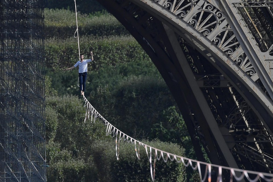 Eerder werd ook aan de Eiffeltoren in Parijs een koord geïnstalleerd om te highlinen. 