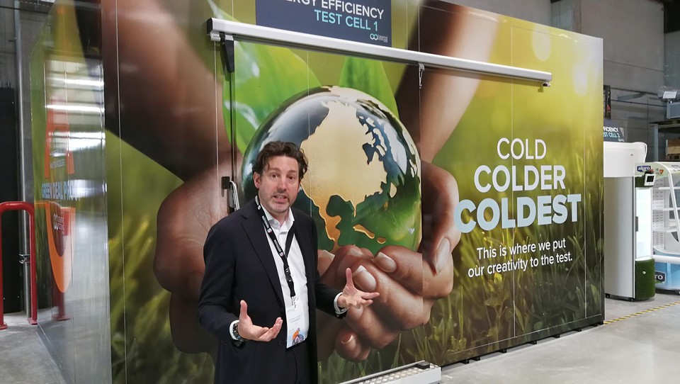 Algemeen directeur Sven Danneels van Creative Cooling Group toont de testcel waar koelingsystemen aan verschillende omstandigheden worden blootgesteld.