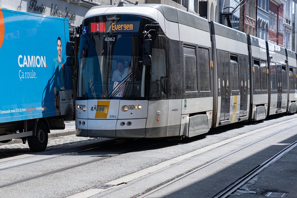 Schrap de parkeerplaatsen”: tramreizigers zijn vertragingen door foutparkeerders beu | Het Nieuwsblad Mobile