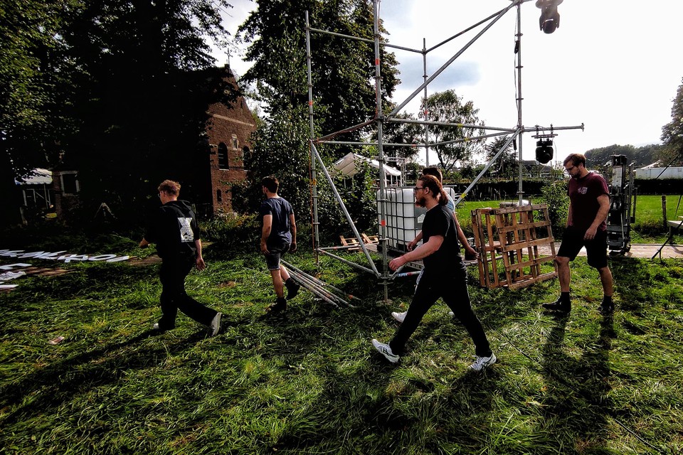 De organisatie hoopt in totaal meer dan 2000 feestvierders te lokken naar het terrein aan de Deusterkapel met house, techno en hiphop.