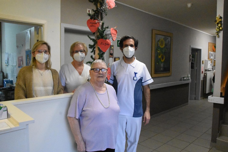 Bewoonster Yvette, hier samen met verpleegkundigen Hadi en Javier en met directrice Aline Ghys, woont graag in Strijland.
