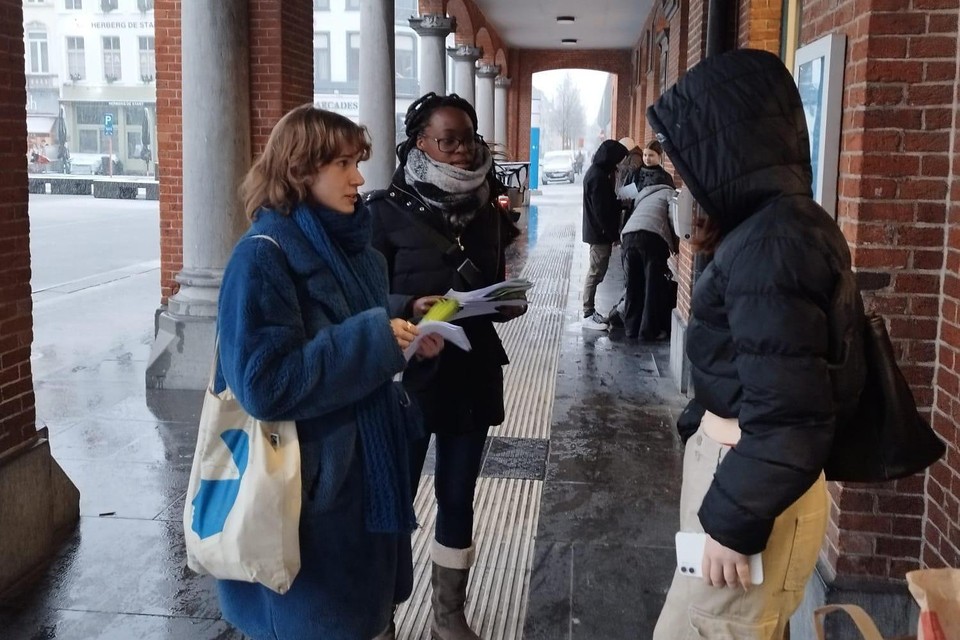 Op de Internationale Vrouwendag deelden de Aalsterse Jongsocialisten aan het station gratis maandverband uit.