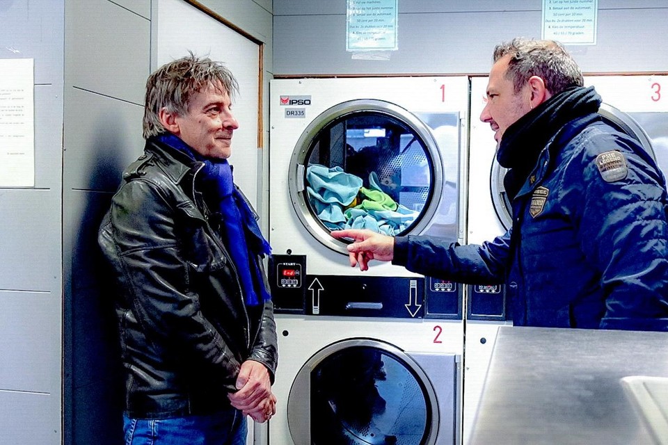 Luk Alloo trekt in een nieuw seizoen van ‘Alloo bij’ opnieuw op pad met BV’s. 