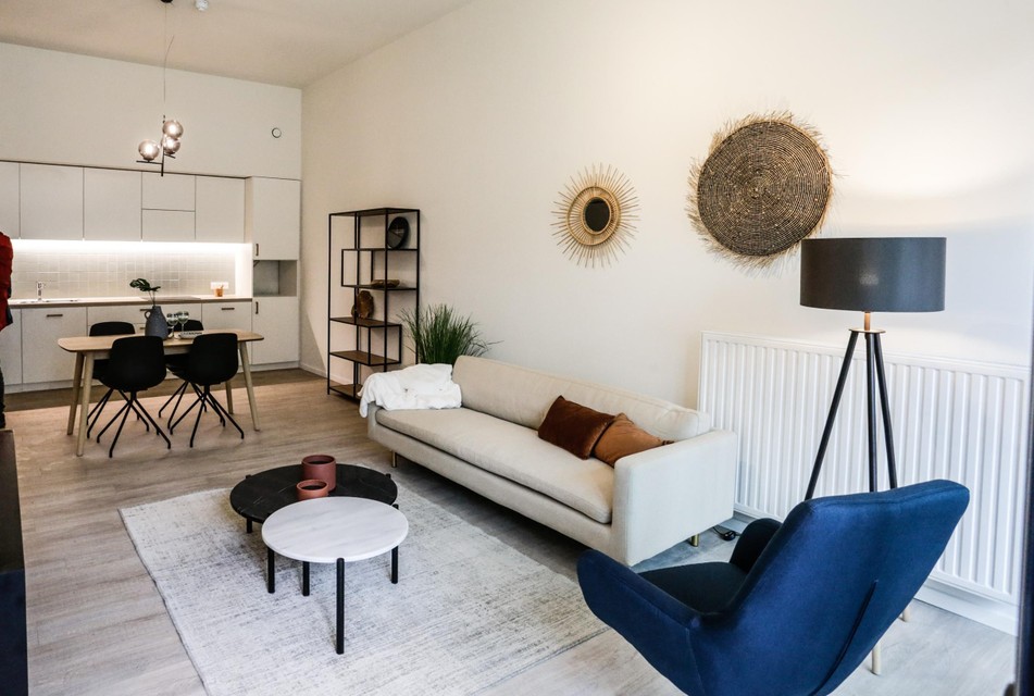 Living room with fitted kitchen at the back. 