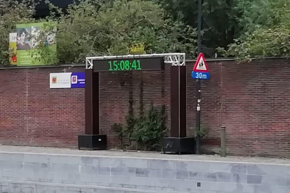 Dit infobord aan de Reep dient nu als klok