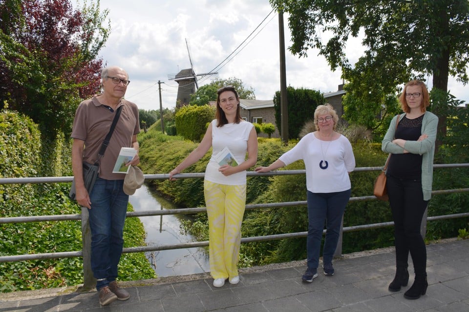 Auteur Frank Gelaude, gedeputeerde An Vervliet, Martine Pieteraerens van Dienst Erfgoed en Sophie Anseeuw van IOED Meetjesland stelden de nieuwe brochure voor.