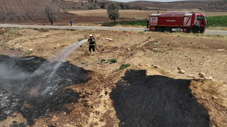 Een brandweerman blust in Diyarbakir.