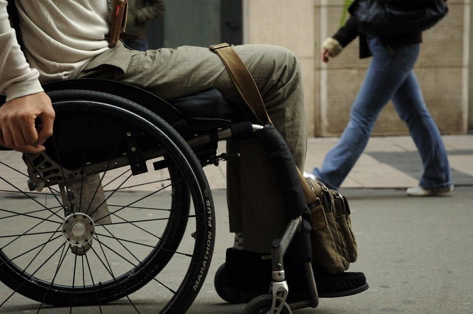 Mensen in een rolstoel worden vaak gediscrimineerd. 