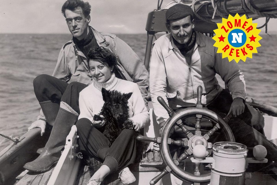 Annie, haar man Louis en zijn kameraad Fred Debels aan boord van de Omoo tijdens hun tocht van bijna twee jaar.