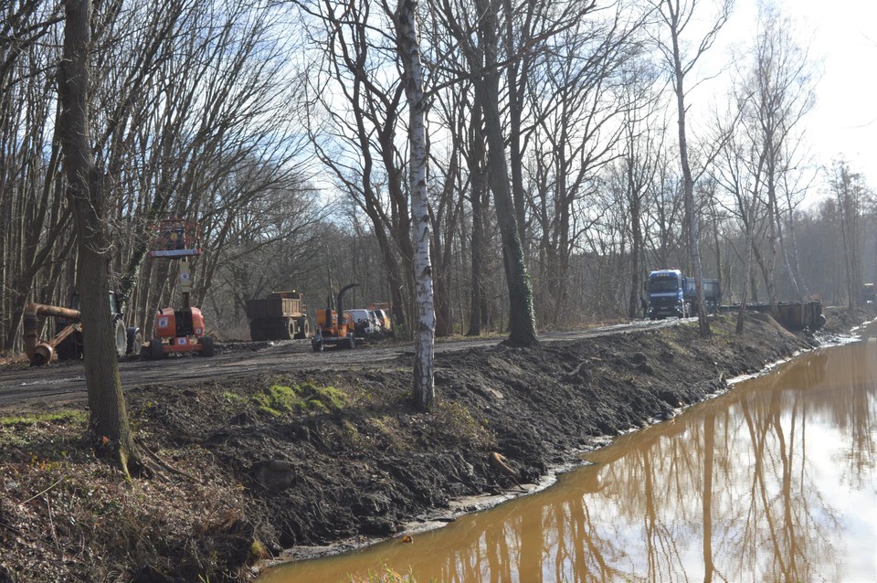 De slibruiming in het Antitankkanaal in Schilde.