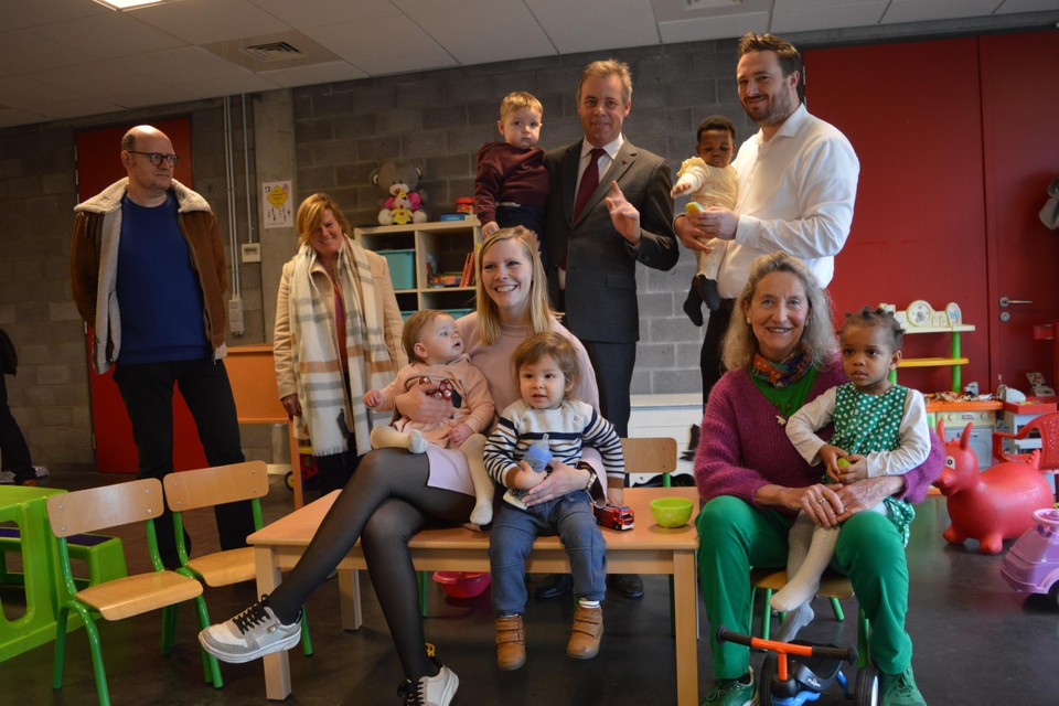 Eerste rij zittend: Daisy Vandamme, kinderbegeleider en Trees Van Hove, schepen bevoegd voor Kinderopvang. Tweede rij van links naar rechts: Rudi Claeys, trajectbegeleider bij Inburgering Oost-Vlaanderen; Mieke Goemans, trajectbegeleider en consulent Nederlands leren bij Inburgering Oost-Vlaanderen, burgemeester Jan Vermeulen en Rutger De Reu, schepen van Jeugd.