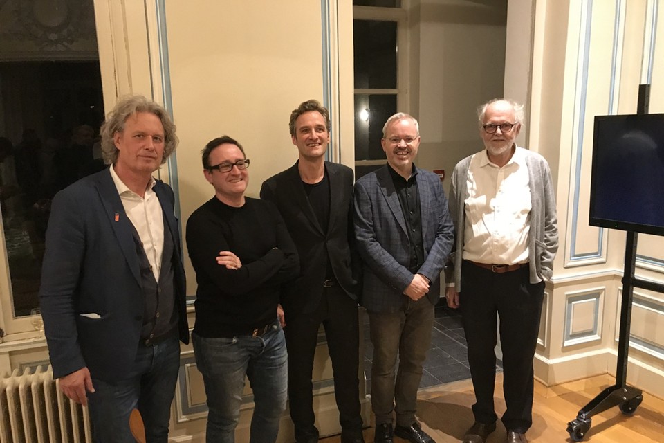Architect Steven Vandenborre en juryvoorzitter David Van Severen (tweede en derde van links) met ook schepen Wout Maddens en rechts Dirk Van Heuven en Karel Debaere.