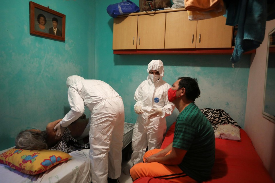 Braziliaanse gezondheidswerkers komen het lichaam ophalen van een van de vele mensen in Manaus die stierven aan covid-19. 