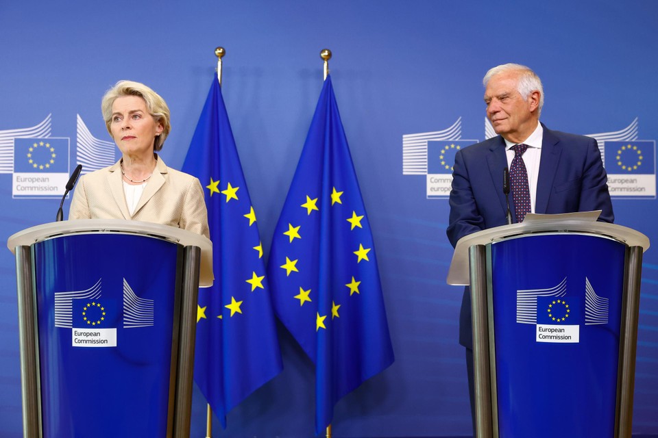 Josep Borrell e il presidente della Commissione Ursula von der Leyen A fine settembre abbiamo annunciato una nuova serie di sanzioni contro la Russia. 