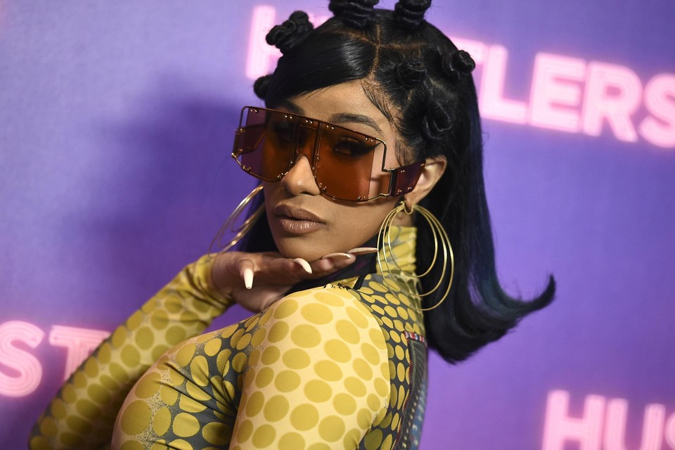 Roddelblogger Tasha K is de Amerikaanse rapper Cardi B iets meer dan 1 miljoen euro verschuldigd. 