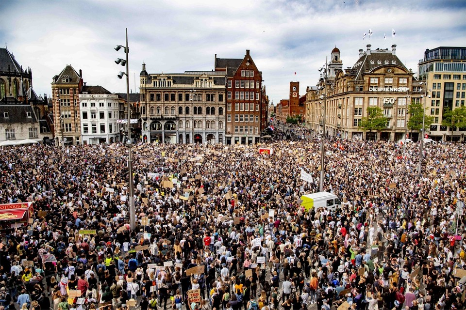 In Amsterdam kwamen er veel meer betogers opdagen dan oorspronkelijk de bedoeling was. 