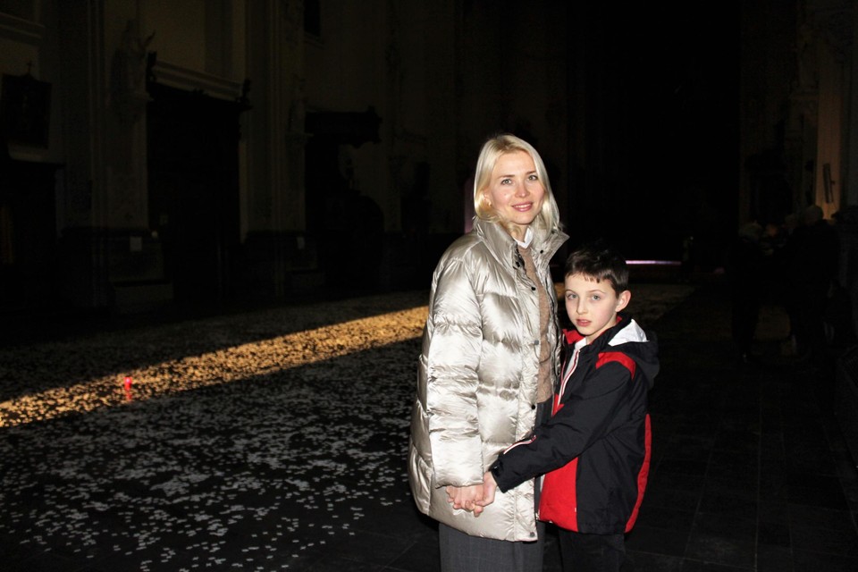Vluchtelinge Olesia samen met haar zoontje in de kerk