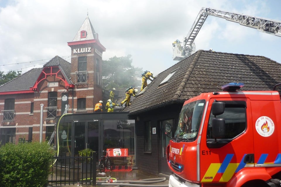 Restaurant with 80 guests hit by heavy kitchen fire during Father’s Day lunch: Three people with breathing problems helped in the ambulance (Kluisbergen)
