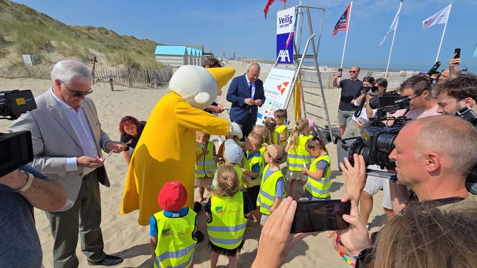 The new wristbands were presented in the presence of Bumba.