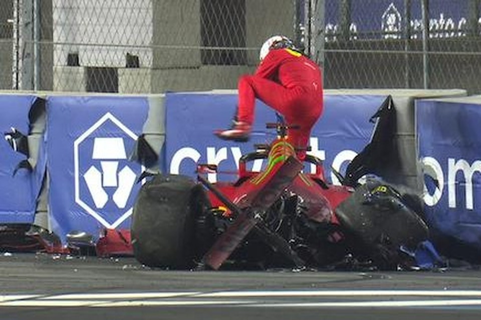 Charles Leclerc stapt na de crash uit zijn F1-bolide 