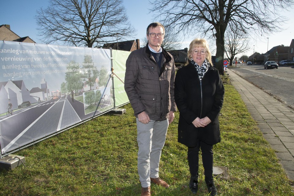 Schepen Peter Haesaert en burgemeester Annick Vermeulen aan de Groenestraat in Zedelgem.