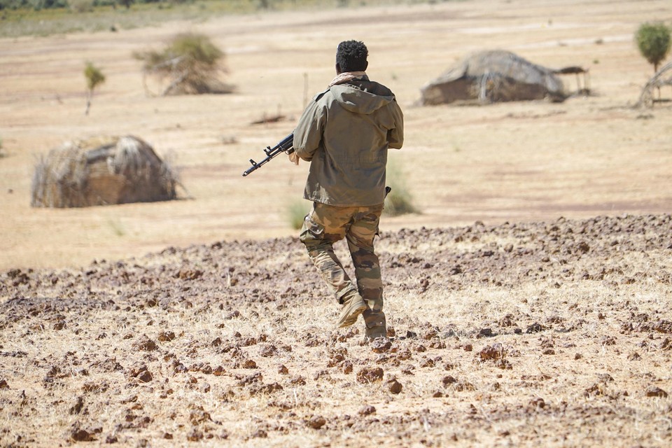 Archiefbeeld: een Malinese militair doorzoekt een dorp op de aanwezigheid van jihadisten. 