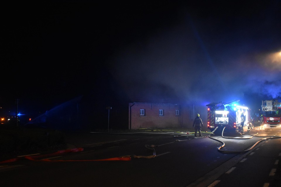 Verschillende brandweerkorpsen kwamen ter plaatse om te blussen.