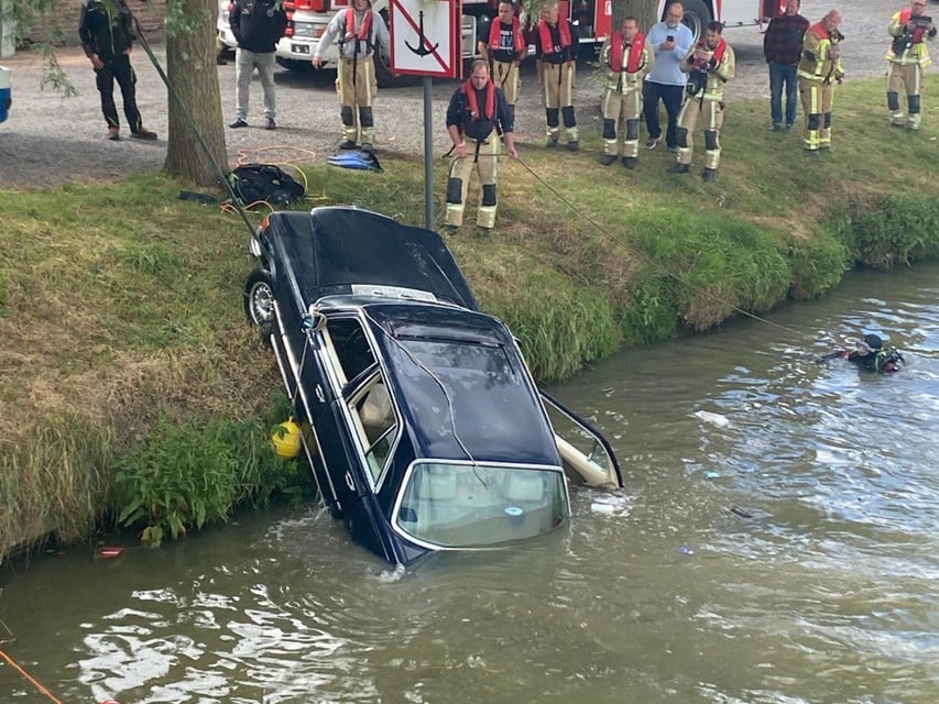 Divers from the fire brigade entered the water.