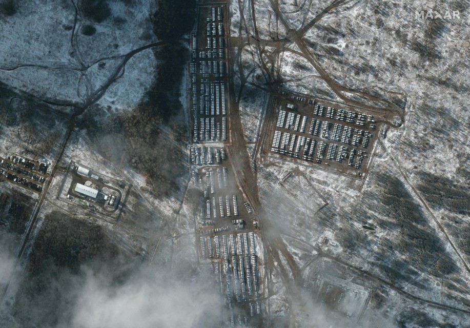Satellietbeelden tonen hoe Russische militairen zich concentreren in de buurt vnan de Oekraïense grens 