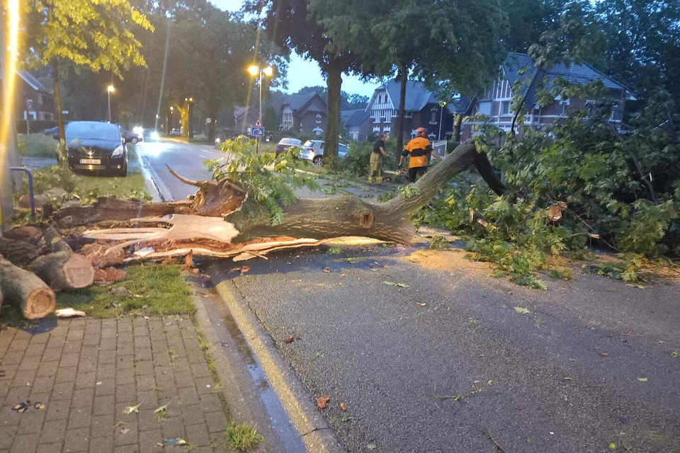 Boom ends up on car during heavy thunderstorms in Maasmechelen, various streets under water (Hoeselt)