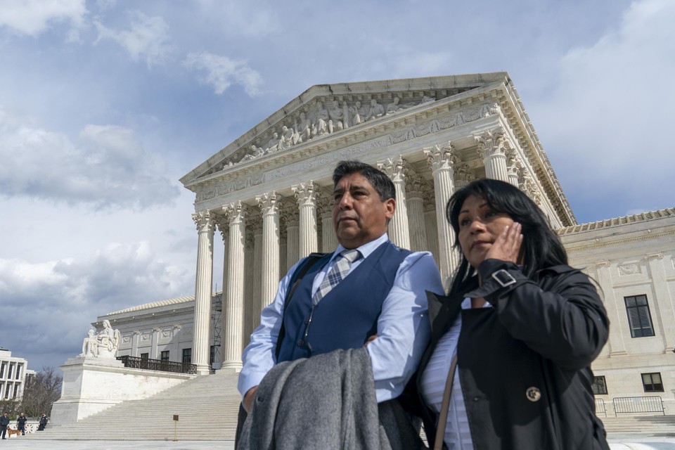 De moeder en stiefvader van terreurslachtoffer Nohemi Gonzalez (23) spreken de pers toe aan het Hooggerechtshof in Washington.