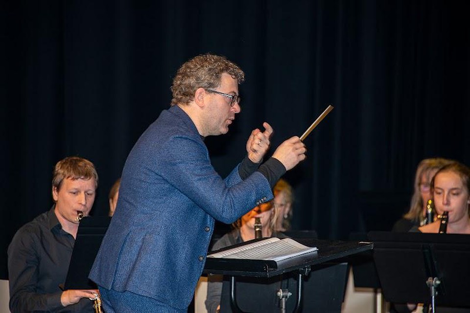 Dirigent Roeland Daems (midden) tijdens zijn “viering”.