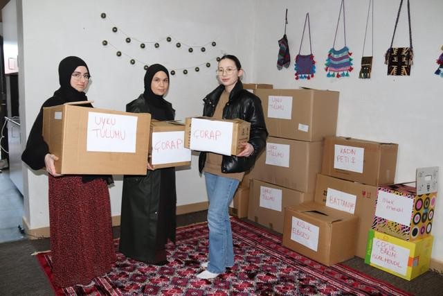 Sultan Teker (midden) krijgt hulp bij het verzamelen en verpakken van de hulpgoederen.