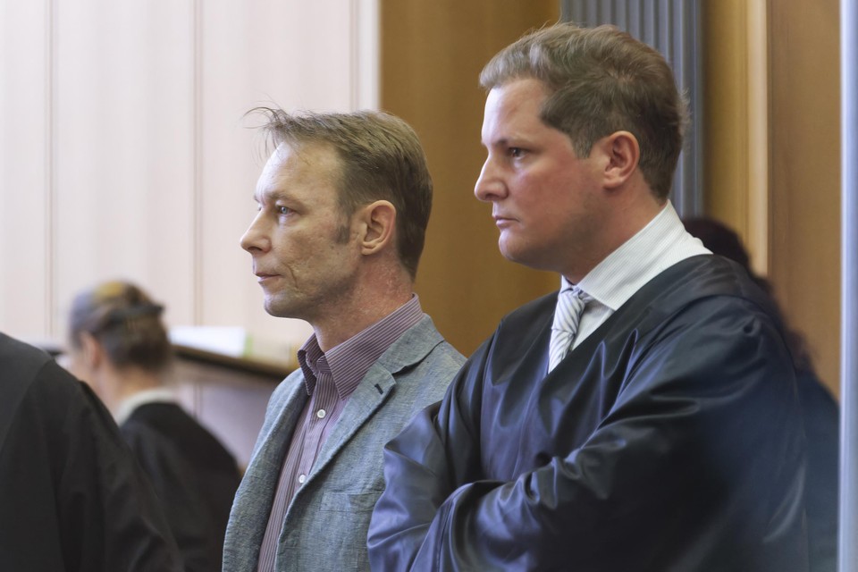 Hoofdverdachte Christian Brückner (links) en zijn advocaat.
