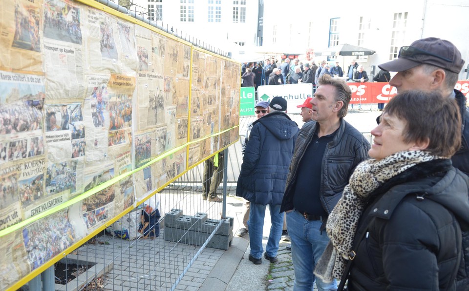 Een wand met krantenknipsels getuigde van de rijke geschiedenis van Nokere Koerse.