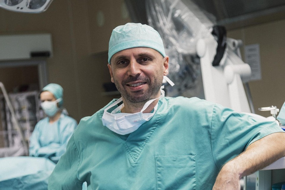 Neurochirurg Geoffrey Lesage in zijn operatiezaal. Vanaf maandag gaat er nog een dicht in het OLV-ziekenhuis van Aalst, omdat de verpleegkundigen bij de coronapatiënten nodig zijn. 