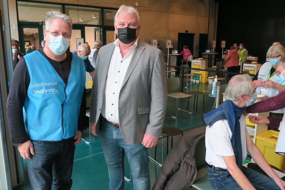 Burgemeester Frank Gys (N-VA) met dokter Jan Stroobants, die de vaccinatiecampagne in Antwerpen leidt en in december ook al eens met zijn team naar het Brieleke afzakte. 