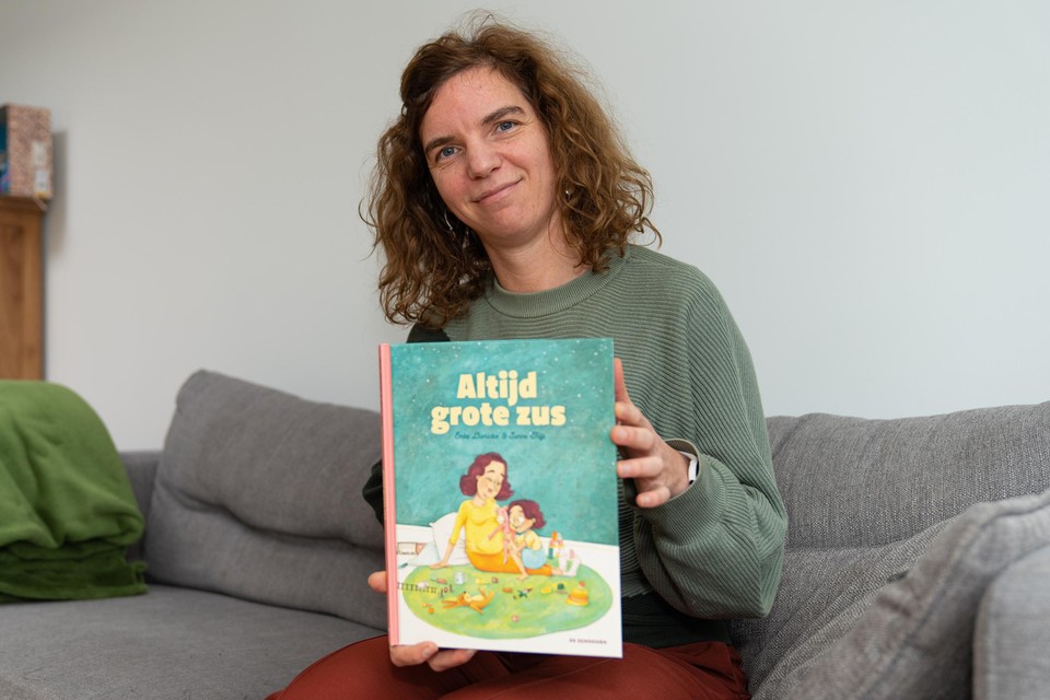 Emke Dierickx met haar kinderboek over zwangerschapsverlies. 
