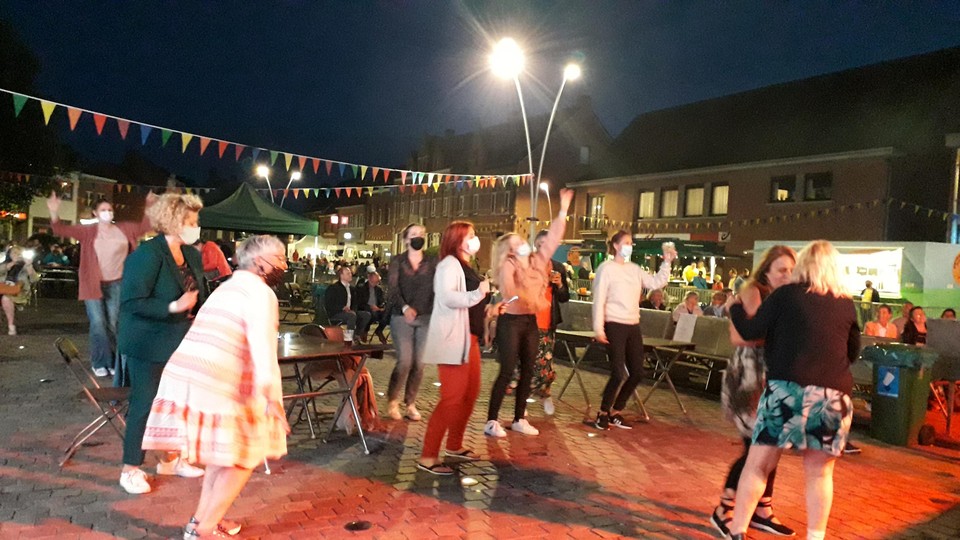 Jean et les Flamands kregen het publiek aan het dansen.