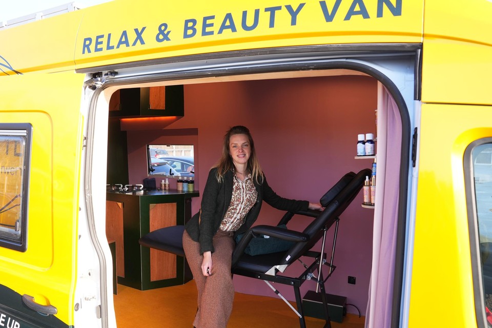 Anneleen Haelterman (34) in haar omgebouwde bestelwagen.