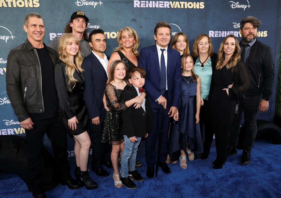 Jeremy Renner voor het eerst op de rode loper sinds ongeval | Het ..., image size:910x640