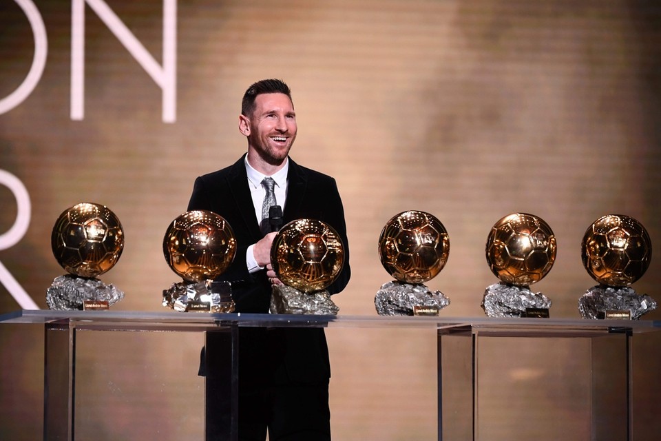 vochtigheid Archaïsch Bandiet Lionel Messi ontvangt zijn zesde Gouden Bal en steekt zijn grote rivaal  Ronaldo voorbij... die wel ander prijs(je) krijgt in Italië | Het  Nieuwsblad Mobile