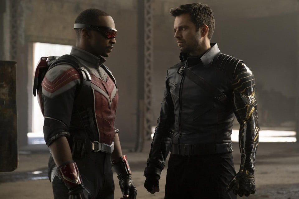 Anthony Mackie (links) en Sebastian Stan (rechts) stappen als ‘The falcon and the winter soldier’ uit de schaduw van Captain America en Iron Man in een onderhoudende reeks.